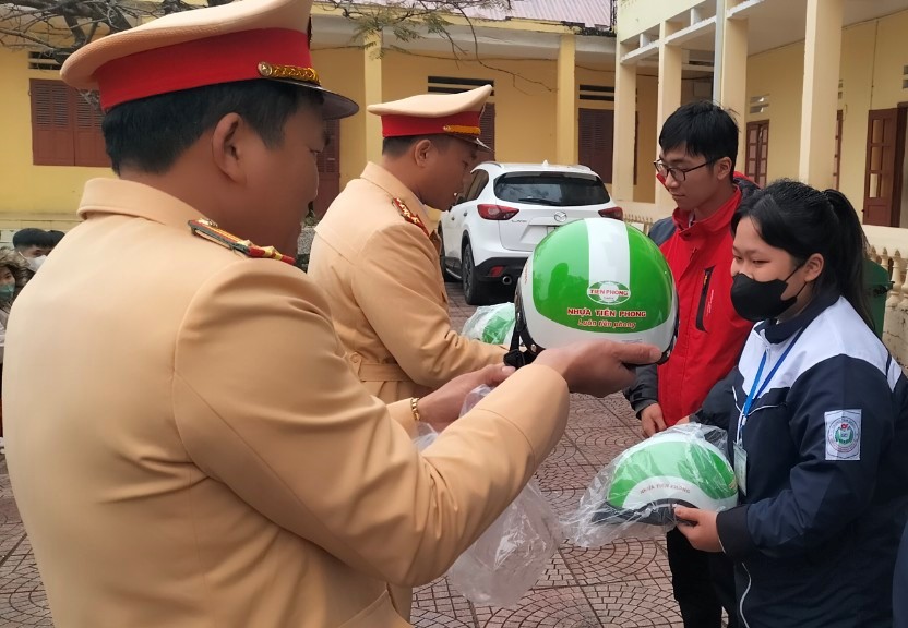 Tuyên truyền an toàn giao thông tại Trung tâm Giáo dục nghề nghiệp và Giáo dục thường xuyên huyện Thuỷ Nguyên